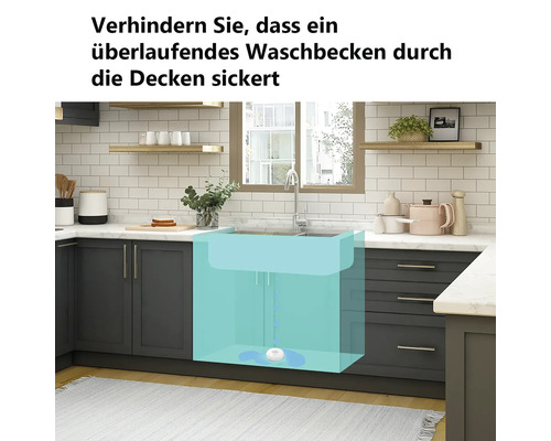 Détecteur de fuite d'eau dans un meuble sous évier pour détecter les fuites dans une cuisine moderne avec mur carrelé et plan de travail en pierre.