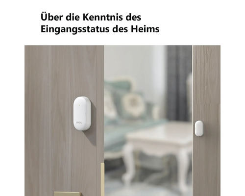 Imou Tür- und Fenstersensor an einer Holztür in einem hellen Wohnraum zur Überwachung des Eingangsstatus.