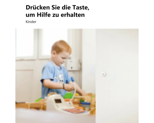 Hilfeknopf an der Wand für Kinder mit Funkübertragung, im Hintergrund spielt ein Kind in einem hellen Raum.
