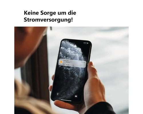 Hand hält ein Smartphone mit einer Benachrichtigung über niedrigen Akkustand der Imou Life App.