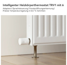 Thermostat de radiateur intelligent TRV1 monté sur un radiateur blanc avec affichage numérique de la température.