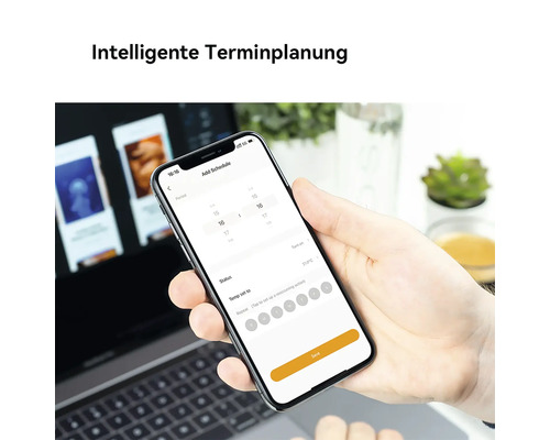 Une main tient un smartphone affichant une application pour la planification intelligente des périodes de chauffage et des températures.