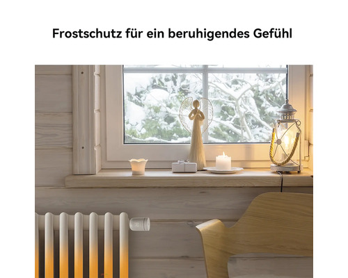 Radiateur blanc avec thermostat de radiateur électronique argenté dans une pièce lumineuse avec vue hivernale par la fenêtre et décoration.