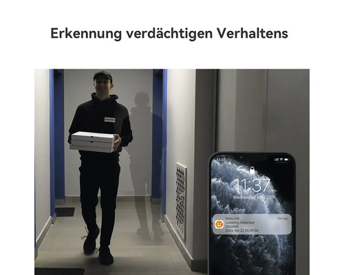 Personne avec cartons de livraison dans un couloir et smartphone avec notification de détection de rôdage par une caméra de sonnette.