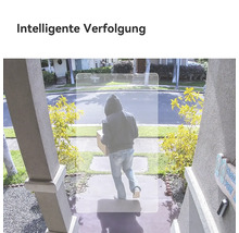 Vue de caméra de surveillance avec suivi intelligent pour une personne avec colis par un cadre numérique.