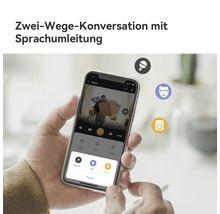 Personne tenant un smartphone avec application de sonnette vidéo montrant une communication bidirectionnelle et une modification de la voix.