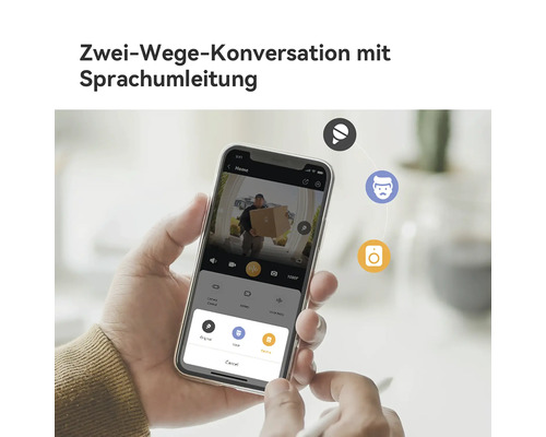 Personne tenant un smartphone avec application de sonnette vidéo montrant une communication bidirectionnelle et une modification de la voix.