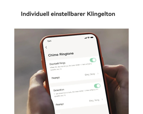 Smartphone en mains montrant les paramètres de l'application pour une sonnerie de sonnette réglable individuellement.