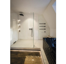 Salle de bains moderne et lumineuse avec douche à l'italienne en verre, robinetterie noire et baignoire noire texturée. Design minimaliste.