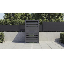 Cache-poubelle en métal anthracite avec lamelles horizontales sur une terrasse carrelée devant une clôture.