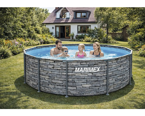 Famille dans une piscine hors sol ronde Marimex avec aspect pierre dans un jardin lumineux avec maison à l'arrière-plan.