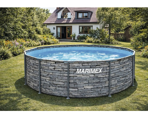 Piscine hors-sol Marimex avec paroi extérieure aspect pierre dans un jardin ensoleillé devant une maison.