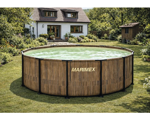 Marimex Aufstellpool rund in Holzoptik mit schwarzem Rahmen in einem gepflegten Garten vor einem Einfamilienhaus.