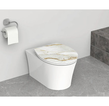Abattant de WC décor marbre blanc et veines dorées sur WC suspendu blanc. Salle de bains moderne et lumineuse avec sol en pierre grise.