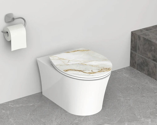 Abattant de WC décor marbre blanc et veines dorées sur WC suspendu blanc. Salle de bains moderne et lumineuse avec sol en pierre grise.