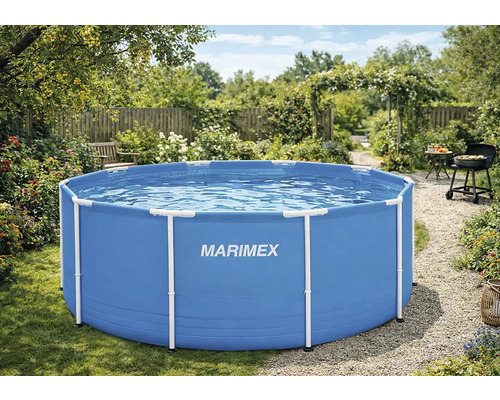 Runder blauer Rahmenpool von Marimex in einem hellen Garten mit Blumen, Bäumen, Kiesweg und Grillplatz. Marimex Logo auf der Poolwand.