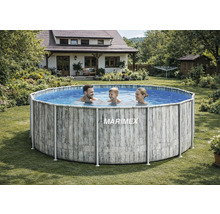 Piscine hors sol ronde Marimex aspect bois avec une famille dans l'eau, installée dans un jardin verdoyant devant une maison.