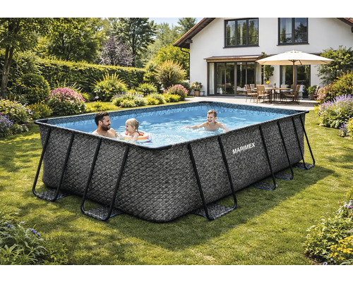 Sonnige Gartenanlage mit rechteckigem Marimex Frame Pool in Rattan-Optik, einer spielenden Familie im Wasser und einem Haus im Hintergrund.