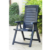 Chaise de jardin en plastique bleu foncé avec dossier haut et accoudoirs sur une terrasse.