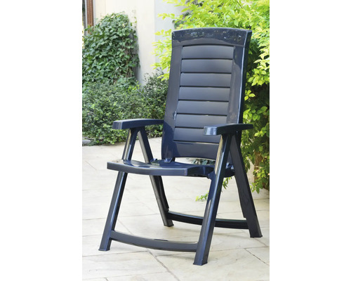 Chaise de jardin en plastique bleu foncé avec dossier haut et accoudoirs sur une terrasse.