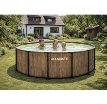 Runder Marimex Rahmenpool mit Verkleidung in Holzoptik in einem Garten mit einer Familie im Wasser vor einem Wohnhaus.