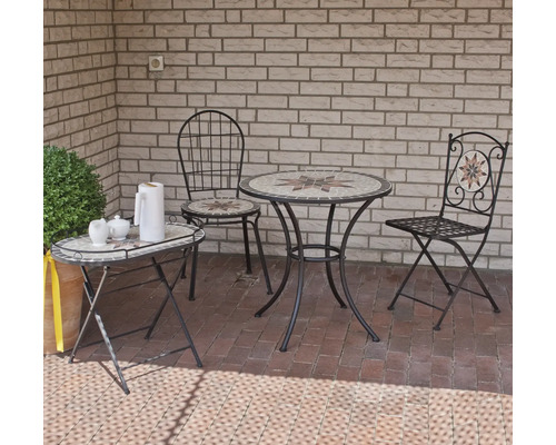Ensemble bistrot avec table ronde en mosaïque et deux chaises en métal sur une terrasse en briques. Une table d'appoint ovale assortie est incluse.