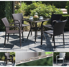 Ensemble de mobilier de jardin en polyrotin avec quatre chaises empilables à accoudoirs et une table carrée avec plateau en verre sur une terrasse.