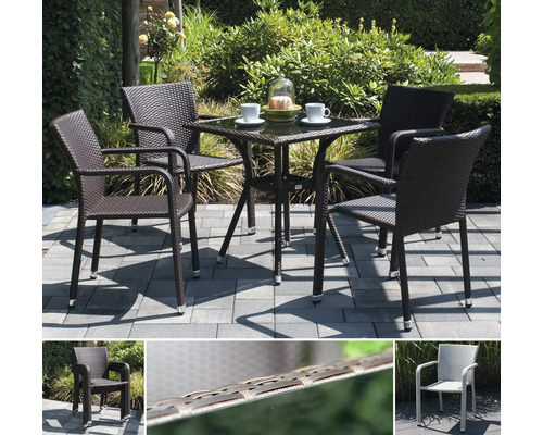 Ensemble de mobilier de jardin en polyrotin avec quatre chaises empilables à accoudoirs et une table carrée avec plateau en verre sur une terrasse.