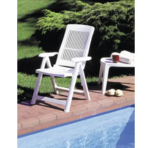Fauteuil pliant en plastique au bord d une piscine sur une terrasse avec table d appoint assortie.