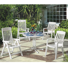 Ensemble de meubles de jardin blanc en plastique composé d'une table ronde et de quatre chaises de jardin avec accoudoirs sur une terrasse claire.