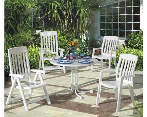 Ensemble de meubles de jardin blanc en plastique composé d'une table ronde et de quatre chaises de jardin avec accoudoirs sur une terrasse claire.