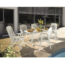 Salon de jardin en plastique blanc avec table rectangulaire et cinq chaises sur une terrasse en bois à côté d'une piscine.