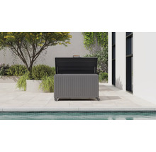 Coffre de jardin moderne en métal avec couvercle ouvert sur une terrasse claire à côté d'une piscine.