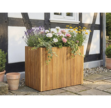 Großer rechteckiger Pflanzkübel aus Holzlatten, bepflanzt mit Lavendel und Geranien, auf einer Terrasse vor einer Fachwerkfassade.