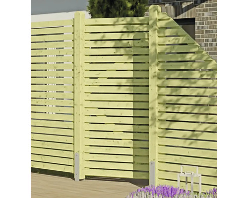 Sichtschutzzaun aus Holz mit horizontalen Lamellen auf einer Terrasse, bestehend aus drei Zaunelementen inklusive eines abgeschrägten Elements.