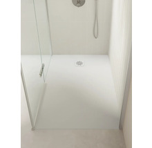 Douche à l'italienne moderne avec receveur de douche plat, bonde carrée décorative, paroi en verre et carrelage mural vertical.