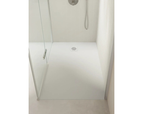 Douche à l'italienne moderne avec receveur de douche plat, bonde carrée décorative, paroi en verre et carrelage mural vertical.