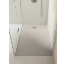 Douche à l'italienne moderne avec un grand receveur de douche rectangulaire, du carrelage clair et une paroi en verre.