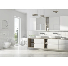 Helles modernes Badezimmer mit Doppelwaschtisch, Aufsatzwaschbecken, großem Spiegelschrank, Wand-WC und Bidet.