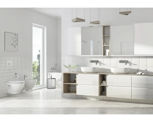 Helles modernes Badezimmer mit Doppelwaschtisch, Aufsatzwaschbecken, großem Spiegelschrank, Wand-WC und Bidet.