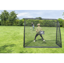 Filet de rebond EXIT Toys noir pour entrainement de football dans le jardin avec deux jeunes jouant sur une pelouse.