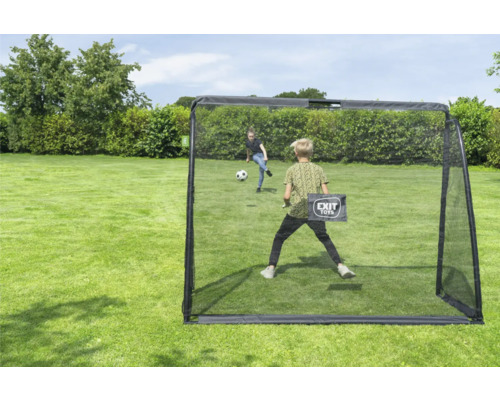 Filet de rebond EXIT Toys noir pour entrainement de football dans le jardin avec deux jeunes jouant sur une pelouse.