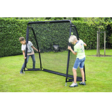 Deux garçons jouent dans le jardin avec un filet de rebond EXIT Toys sur une pelouse devant une haie.