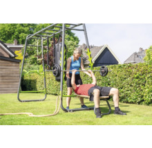 Multifunktionale Outdoor-Kraftstation im Garten mit Hantelbank, Boxsack, Turnringen und Klimmzugstange für das Krafttraining im Freien.