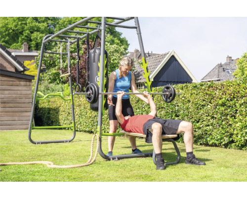 Multifunktionale Outdoor-Kraftstation im Garten mit Hantelbank, Boxsack, Turnringen und Klimmzugstange für das Krafttraining im Freien.
