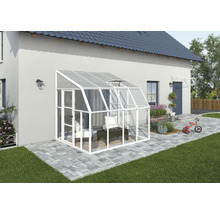 Anlehngewächshaus aus Aluminium in Weiß mit Verglasung, an einer Hauswand auf einer gepflasterten Terrasse montiert, mit Dachfenster und Tür.