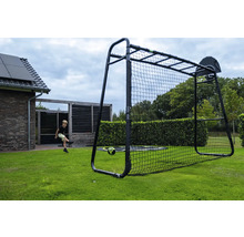 Structure de jeu de jardin multifonctionnelle en métal noir avec but de foot, panier de basket et barres de singe sur une pelouse claire.