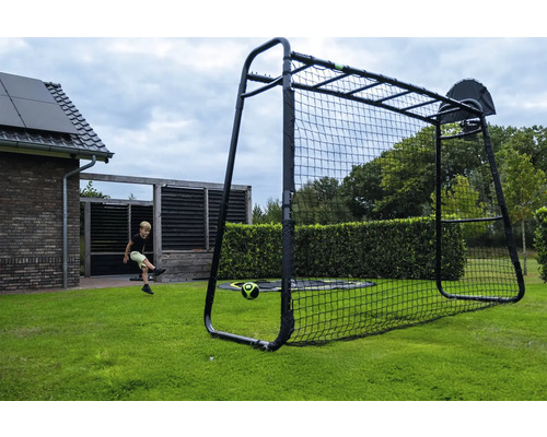 Structure de jeu de jardin multifonctionnelle en métal noir avec but de foot, panier de basket et barres de singe sur une pelouse claire.