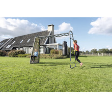 Station de fitness extérieure et portique de jeux avec échelle de singe, balançoire, anneaux de gymnastique et sac de frappe dans un grand jardin.