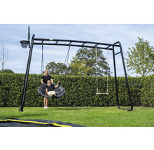 Portique de jeu noir avec balançoire nid d'oiseau, balançoire classique, échelle de singe et panier de basket dans un jardin.